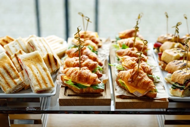 Das Bild zeigt belegte Croissants für ein Frühstückscatering in Berlin.
