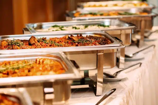 Das Bild zeigt ein aufgebautes Lunch-Buffet mit Warmhalteplatten für ein Catering in Berlin.